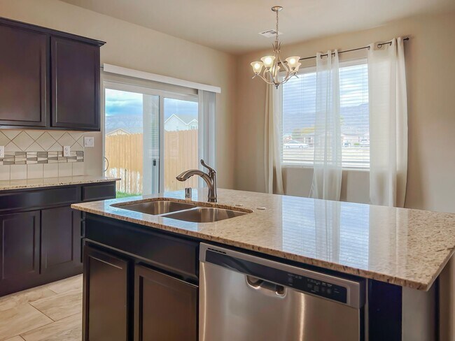 Building Photo - Modern 3 Bed 2 Bath Home - Pet Friendly!
