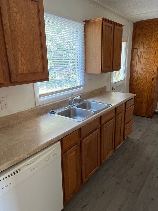 Building Photo - Spacious home - Great location!