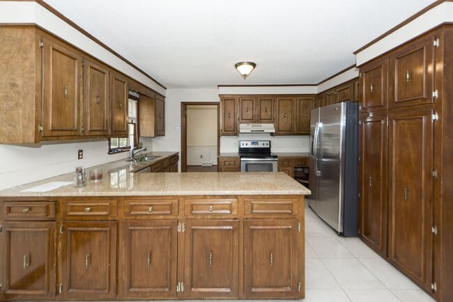 Building Photo - 5 Bedroom 3 Bath Home in Parkshore - Charl...