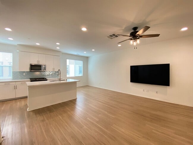 Building Photo - 3 bed, 3.5bath wihtin The Pacific Ridge Community in Oceanside