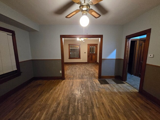 Building Photo - 2 bedroom plus large bonus room, large liv...