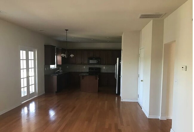 Building Photo - Stunning 5-bedroom, 2.5-bathroom home | Lo...