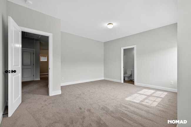 Building Photo - Spacious 5BR House in Buford