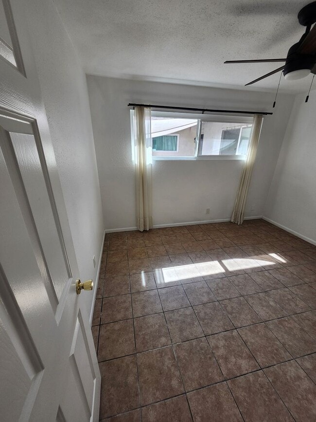 Building Photo - M-Muir Ave (triplex)