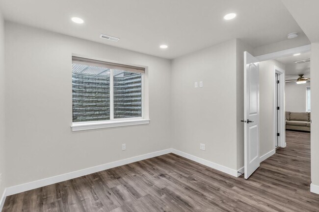 Building Photo - Spacious 6 Bed Home with Dual Kitchens, EV Charging & Modern Finishes in Layton