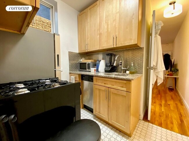 Building Photo - 448 W 55th St