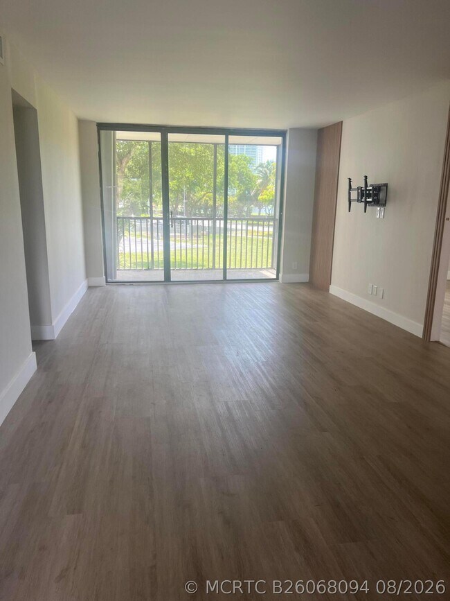 Building Photo - 3475 N Country Club Dr