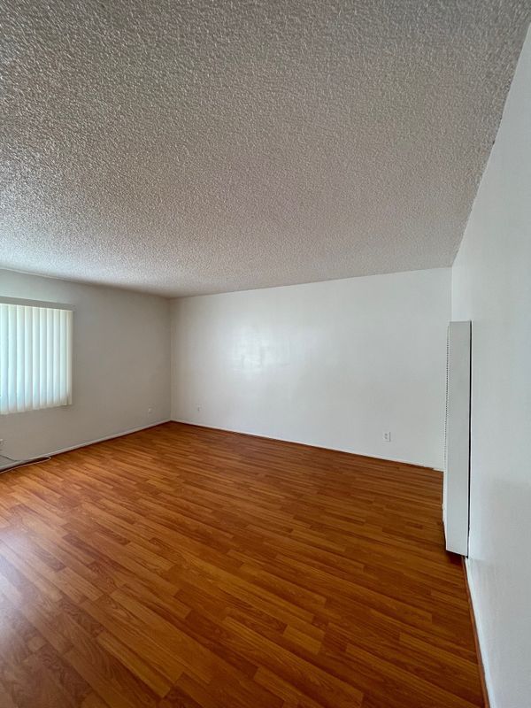 Building Photo - 1260 Beachwood Dr