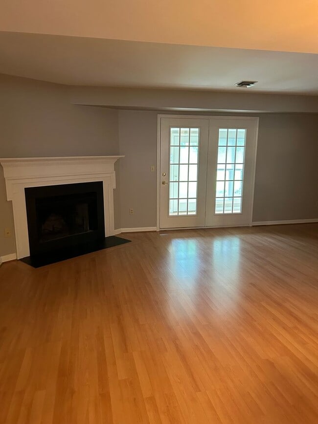 Building Photo - 2 bedroom 1.5 bath townhouse