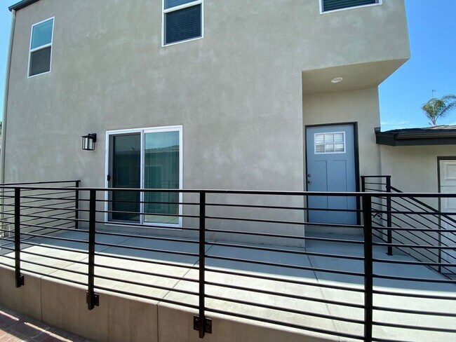 Building Photo - 5320-5320 E Falls View Dr