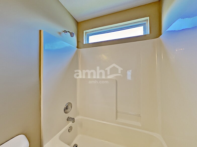 Building Photo - 4060 Longfellow Dr