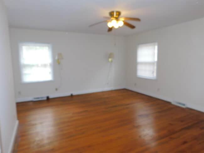 Building Photo - 929-923 Three Sisters Rd