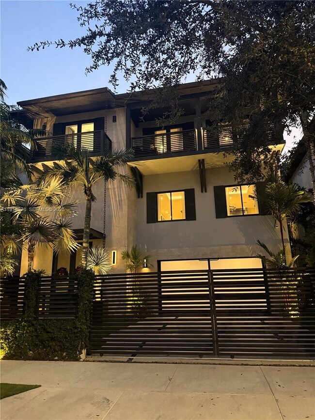 Building Photo - 3554 W Glencoe St