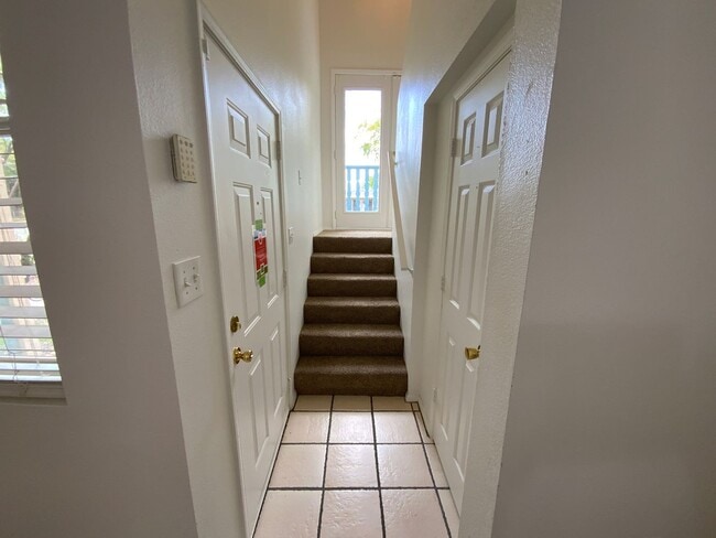 Building Photo - 3 Bedroom Townhome Available Near Albuquer...