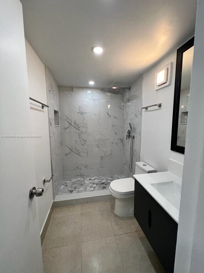 Building Photo - 810 SW 105th Ave