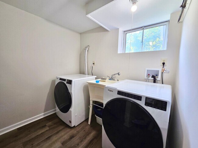Building Photo - Lovely 4 BR/2 BA Single-Family Home in Sil...