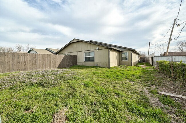 Building Photo - Welcome Home – Where Comfort Meets Modern Living!