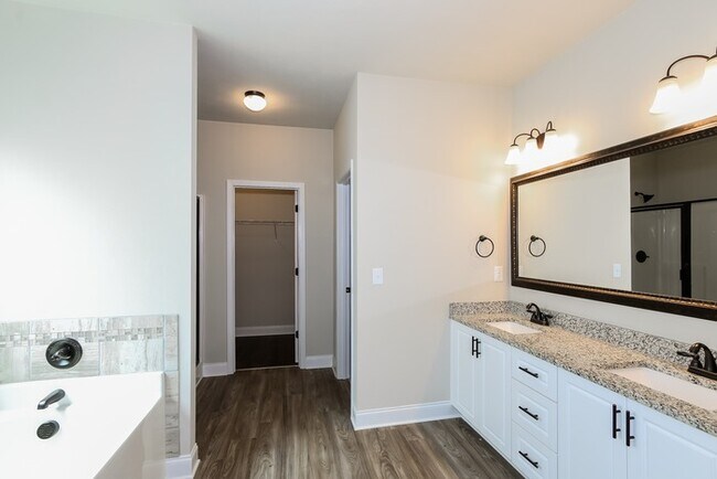 Building Photo - Stunning 5-Bedroom in Grovetown!
