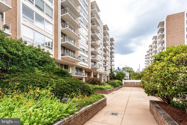 Building Photo - 1425 4th St SW