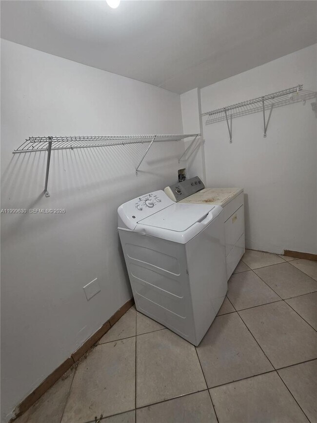 Building Photo - 5720 Douglas St