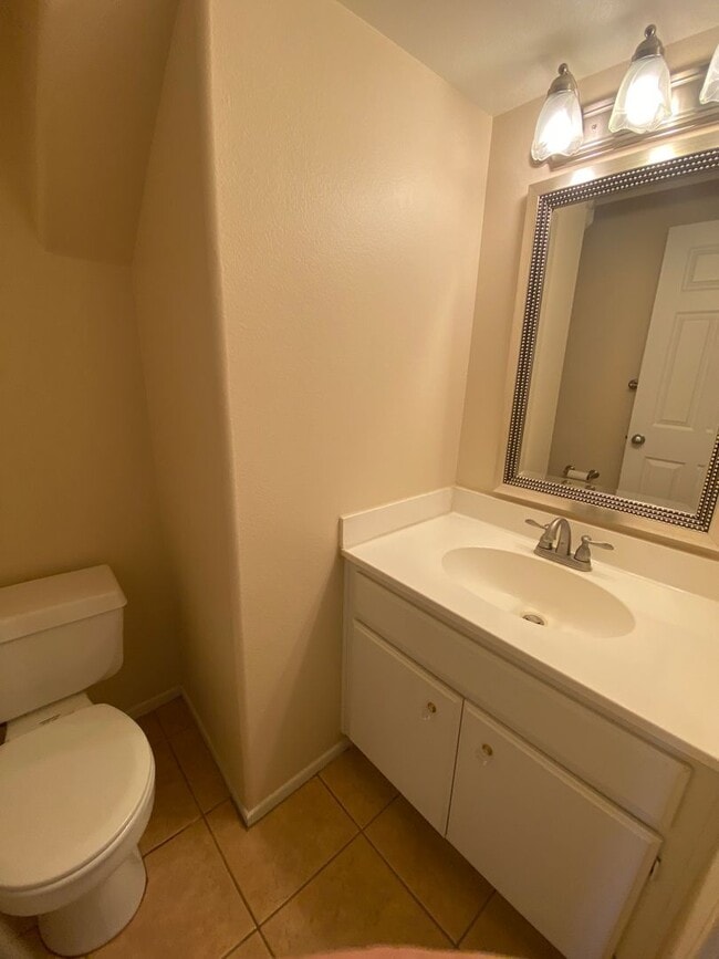 Building Photo - 2 Story 4 bed, 2 1/2 bath home in Simi Valley!