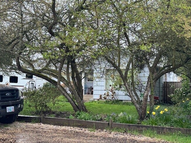 Building Photo - Charming 3 Bedroom in River Road Area!