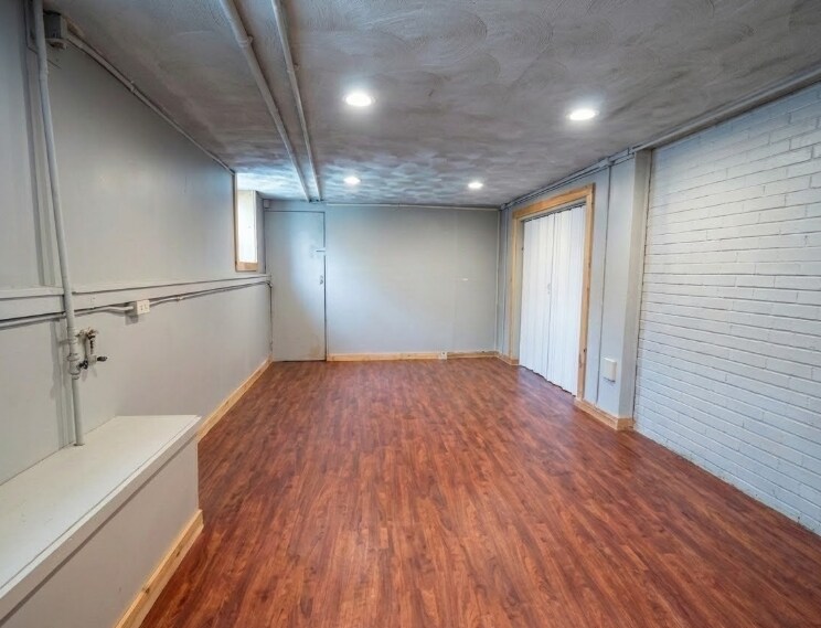 Building Photo - 12 James St