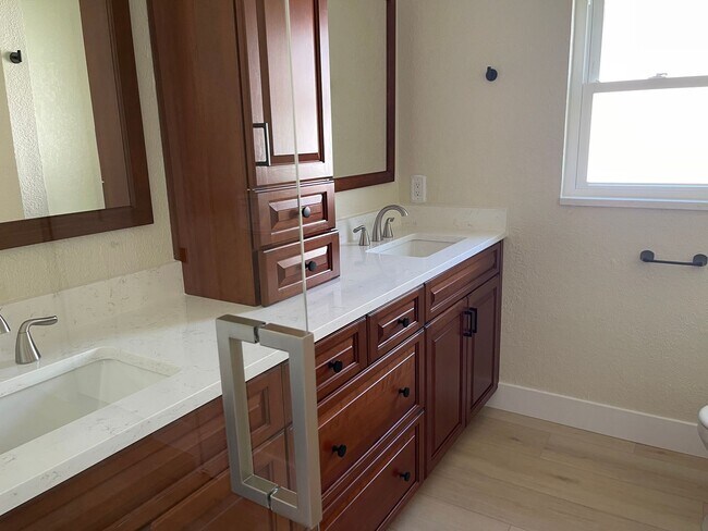 Building Photo - 8143 Laurel Green Dr