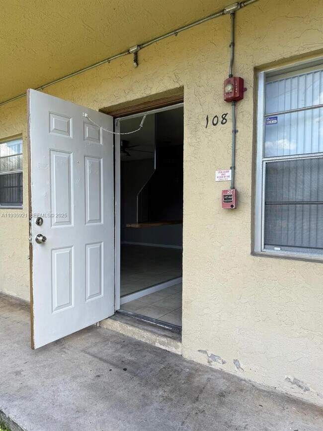 Building Photo - 402 Lakeside Dr