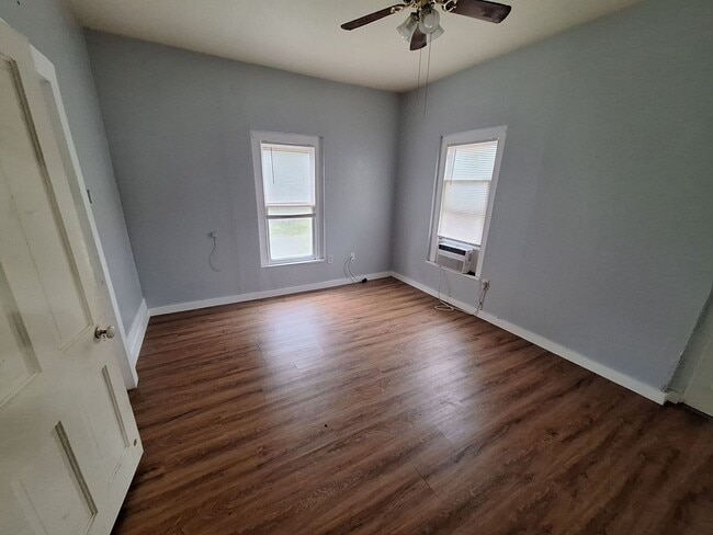 Building Photo - 2 bedroom, 1 bath