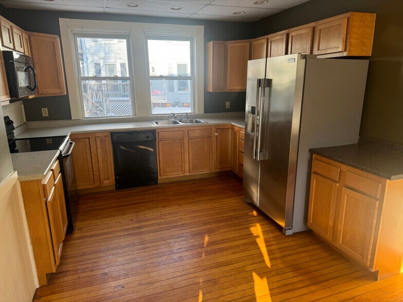 Building Photo - 198 Summer St