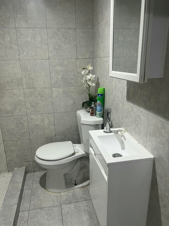 Building Photo - 6551 Coolidge St