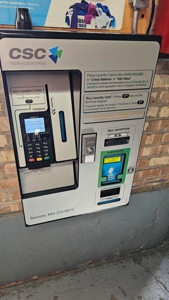 Building Photo - 2025 W Granville Ave