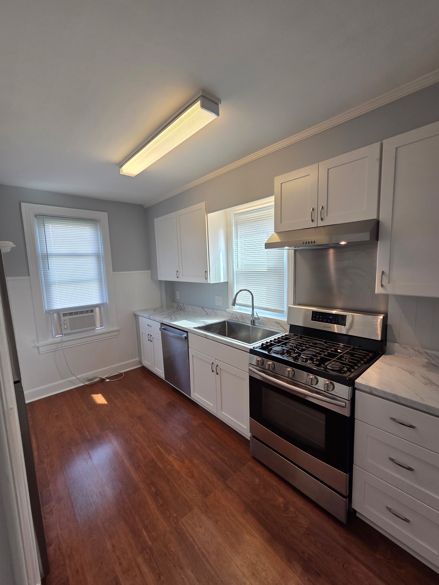Kitchen with gas stove and dishwasher - 146 E 2nd St