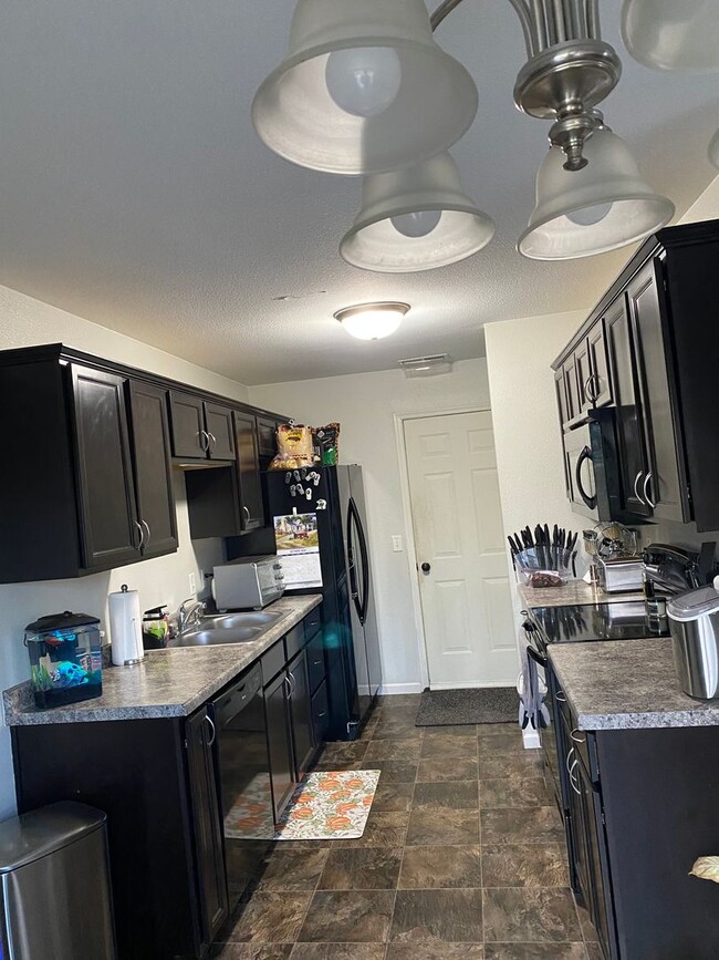 Building Photo - 3bed 2.5 bath Twinhome SORRY NO PETS!!