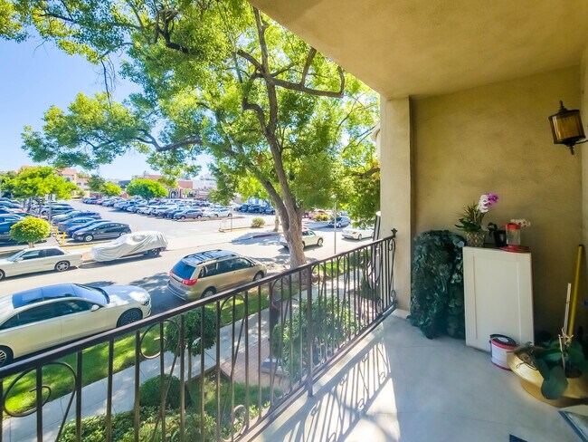 Building Photo - 215 N Kenwood St