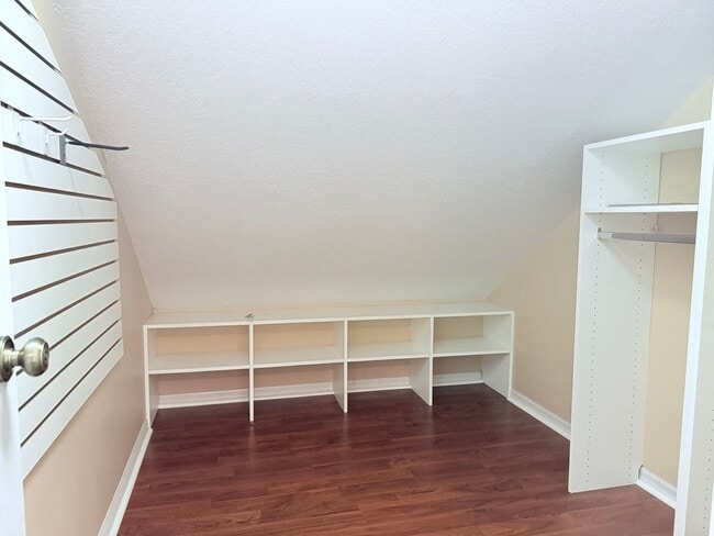 Building Photo - $2200 | 3-Bedroom 2.5-Bath Single-Family H...