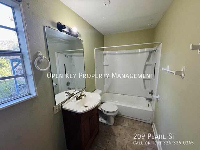 Building Photo - 209 Pearl St