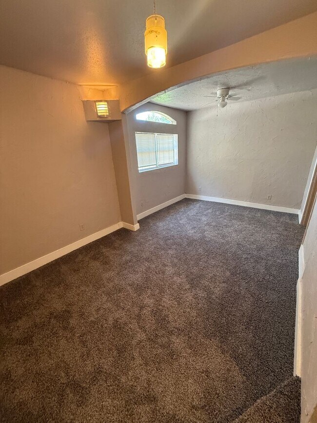 Building Photo - Available NOW! 4 bedroom 2 bathroom in Medical District