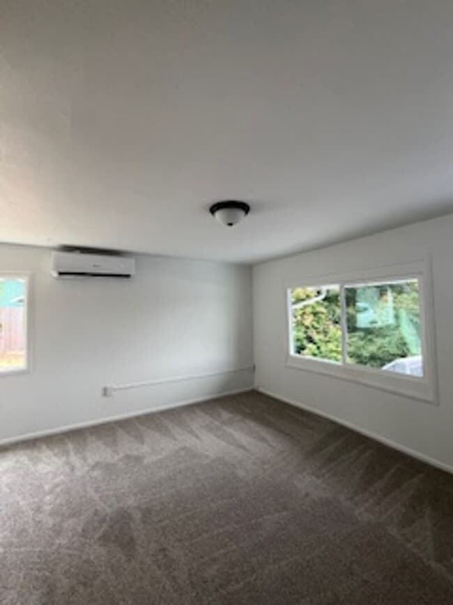 Building Photo - 215 Elm St