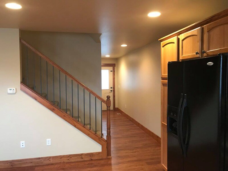 Building Photo - 2025 Lake Hills Dr