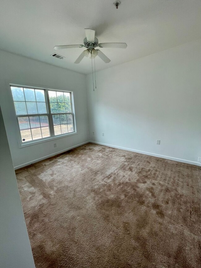 Building Photo - Newly Renovated 3 Bedroom Condo at a GREAT Price!