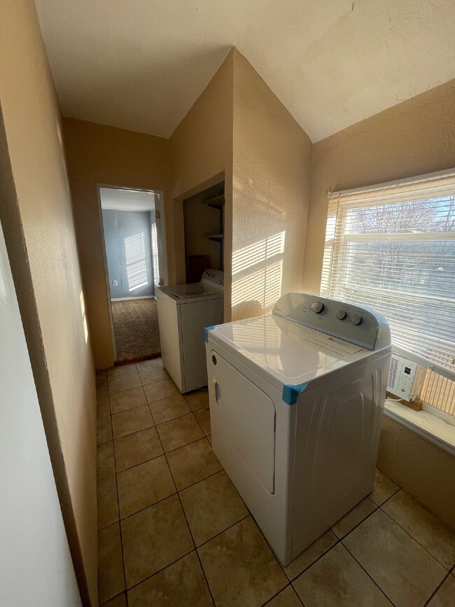 Building Photo - Upstairs 2 Bedroom, 1 Bathroom Apartment l...