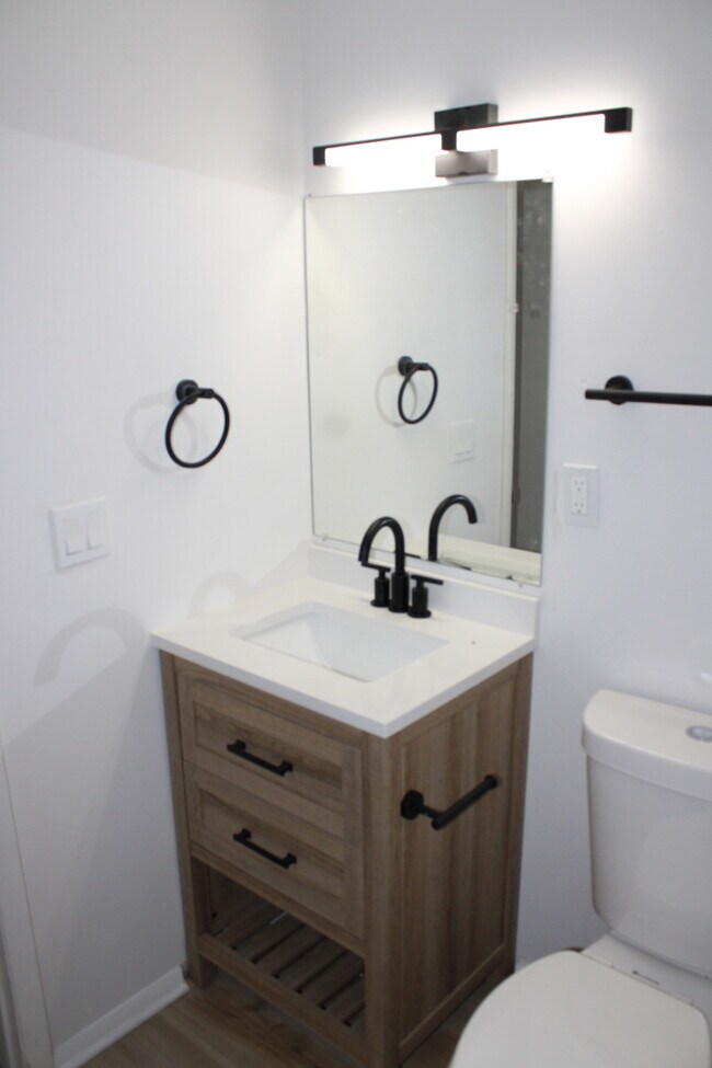 Building Photo - Spacious and inviting 5-bedroom, 2.5-bath home located in Kansas City, MO