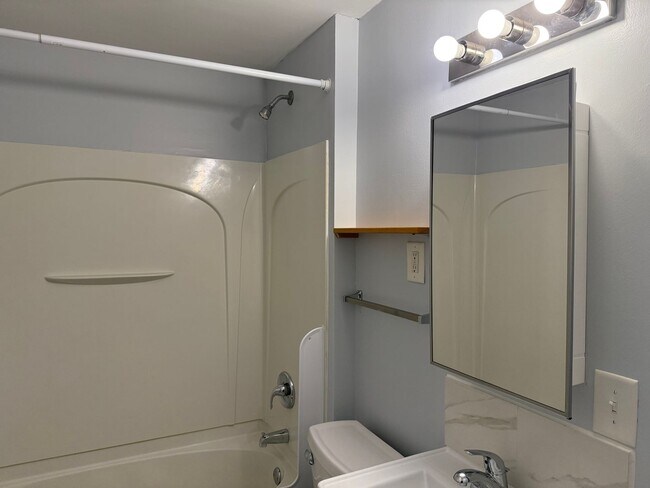 Building Photo - 1507 N Newton Ave