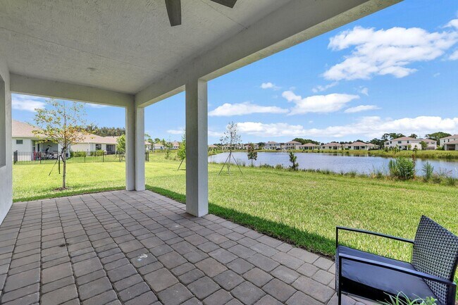 Building Photo - 5795 SE Sky Blue Cir