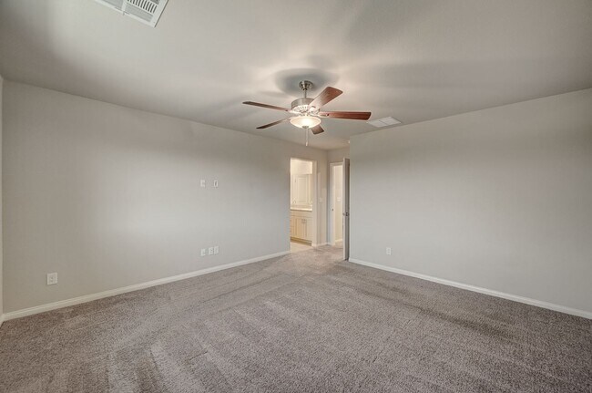 Building Photo - Spacious 4 Bedroom Home!