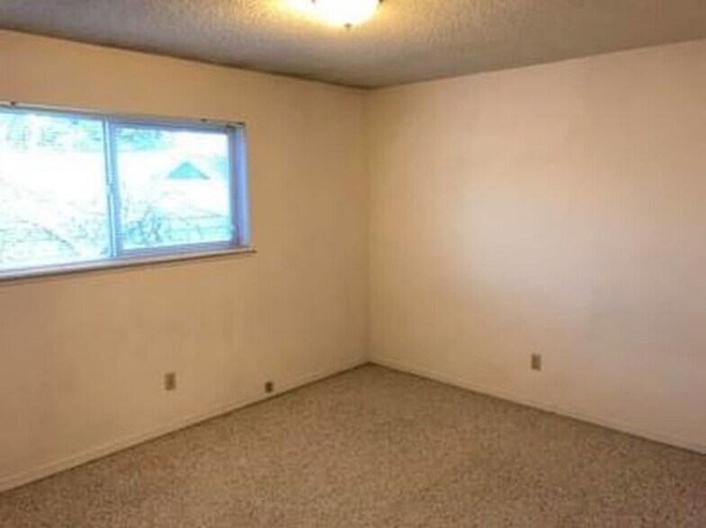 Building Photo - 304 S Pine St