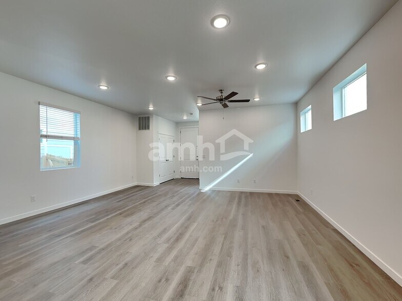 Building Photo - 310 N Addison Way