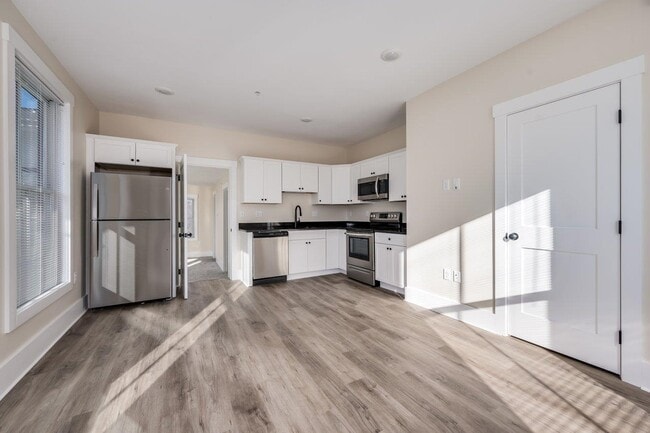 Building Photo - 553 Islington St